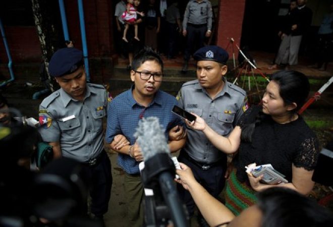Jornalista da Reuters Wa Lone concede entrevista ao deixar tribunal de Yangon