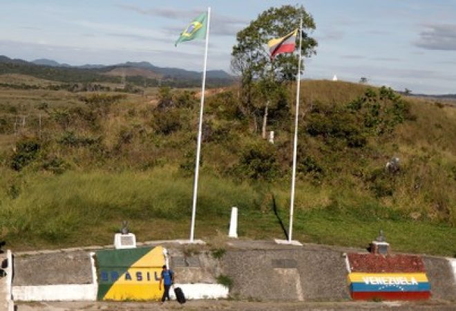 Venezuelanos com malas na fronteira entre Brasil e Venezuela na cidade de Pacaraima, em Roraima