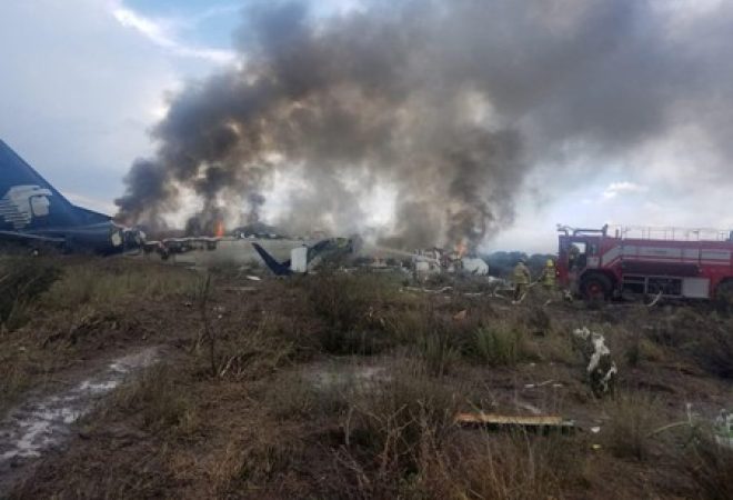 Bombeiros trabalham em local de queda de avião da AeroMexico em Durango, no México