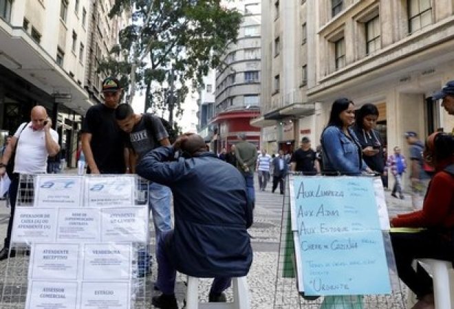 Pessoas procuram por empregos no centro de São Paulo