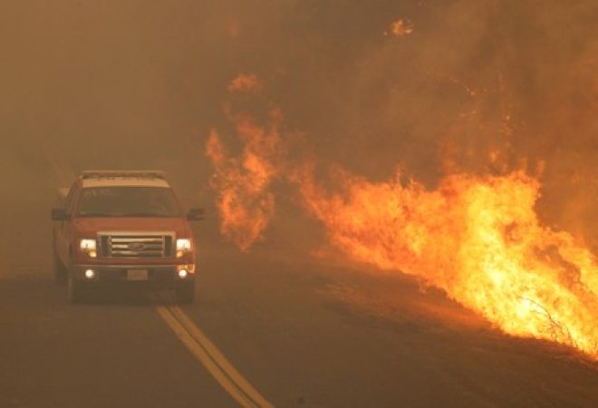 Caminhão dos bombeiros foge das chamas de incêndio em Lakeport, na Califórnia