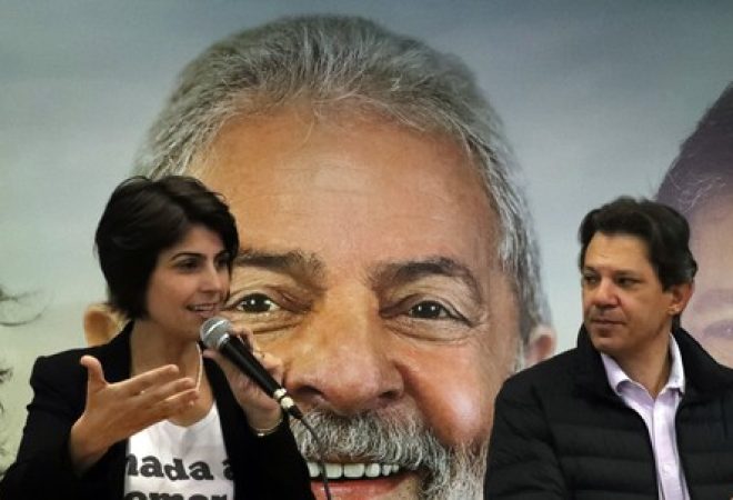 Fernando Haddad e Manuela D'Ávila durante entrevista coletiva em São Paulo
