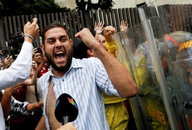 Parlamentar venezuelano de oposição Juan Requesens durante protesto em Caracas