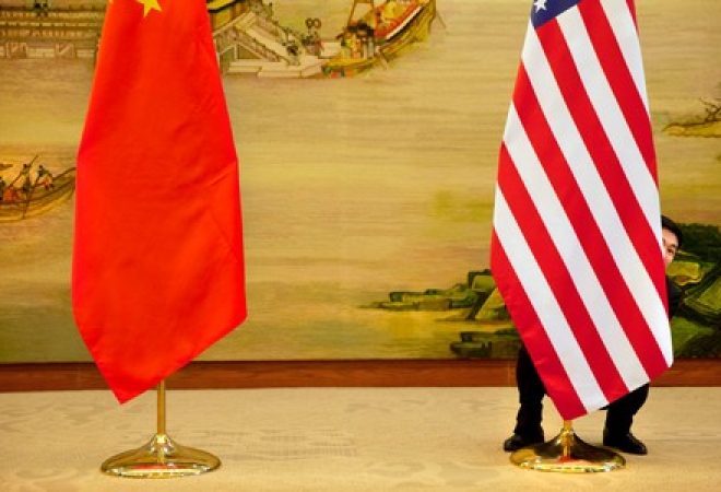 Bandeiras dos EUA e da China no Ministério de Relações Exteriores chinês, em Pequim