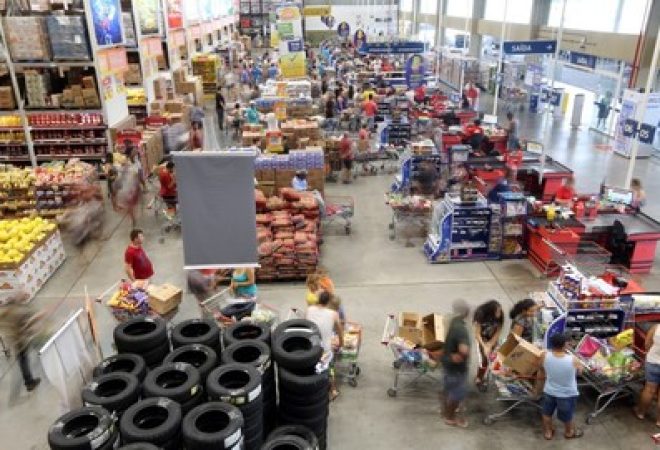 Consumidores fazem compra em mercado em São Paulo