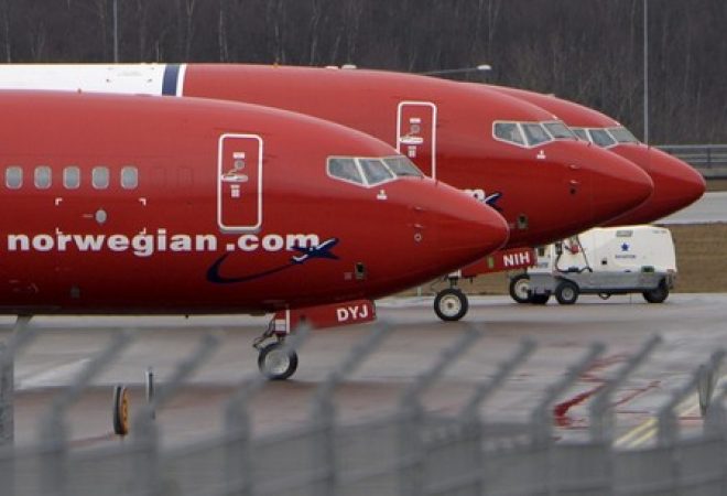 Aeronaves Boeing 737-800  da companhia aérea de baixo custo Norwegian Air em aeroporto na Suécia