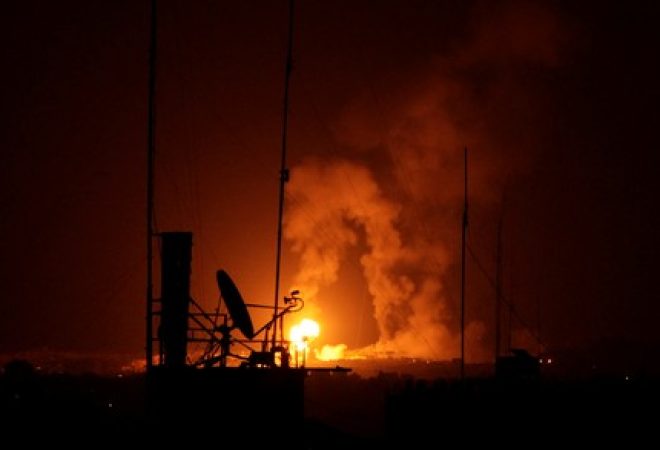 Explosão durante ataques aéreos de Israel em Gaza