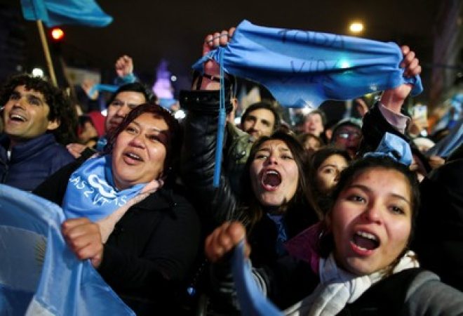 Ativistas antiaborto comemoram decisão do Senado da Argentina contra projeto de lei para legalizar o aborto, em Buenos Aires
