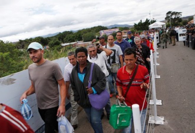 Fila de pessoas para atravessar fronteira da Venezuela para a Colômbia em Cucuta, na Colômbia