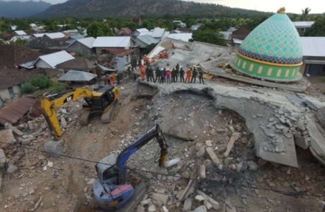 Imagem aérea de mesquita destruída por terremoto em Lombok, na Indonésia