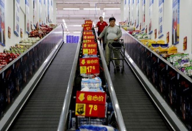 Consumidores fazem compras em mercado em Pequim, na China