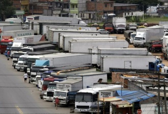 Caminhões a espera de carga em estacionamento de São Paulo