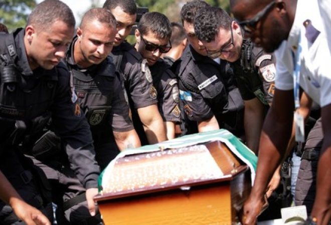 Policiais carregam caixão de colega morto em confronto na favela da Rocinha