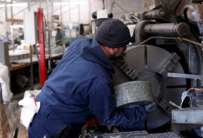 Funcionário trabalha em fábrica na Escócia, Reino Unido