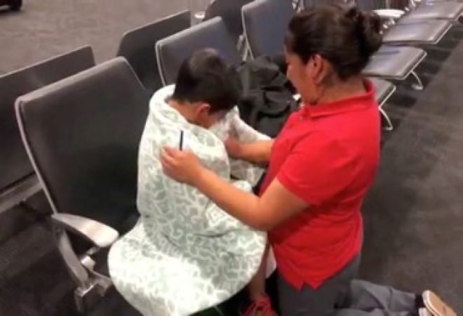 Mulher imigrante se reúne com seu filho em aeroporto de Maryland, nos EUA