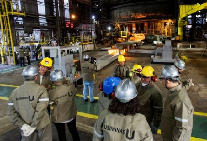 Jornalistas visitam no alto-forno da siderúrgica Usiminas após um longo fechamento, em Ipatinga