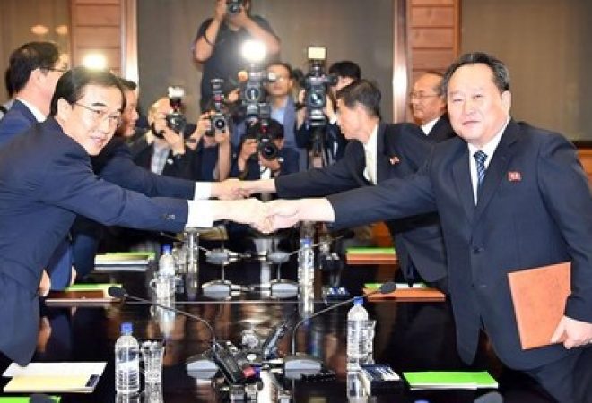 Ministro da Unificação sul-coreano, Cho Myoung, e seu correspondente norte-coreano, Ri Son Gwon, durante encontro em Panmunjom