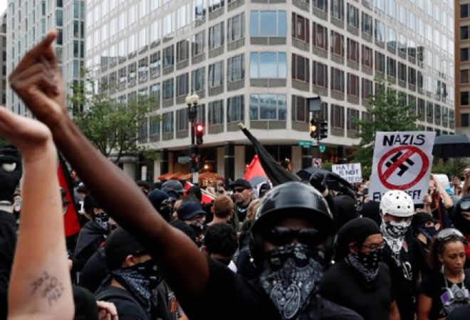 Manifestantes contrários a uma marcha de nacionalistas brancos durante protesto em Washington