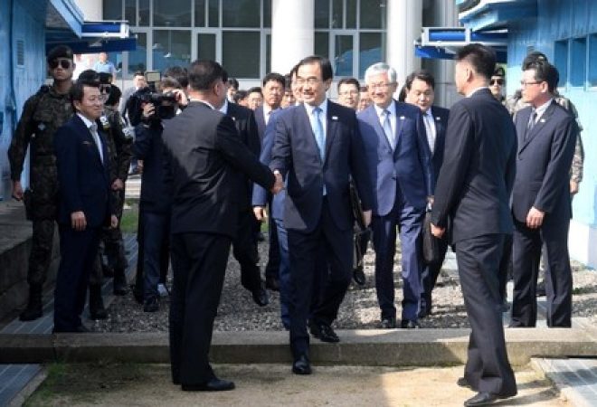 Ministro da Unificação da Coreia do Sul, Cho Myoung, cruza fronteira para encontro com seu correspondente na Coreia do Norte, Ri Son Gwon, em vilarejo de Panmunjom