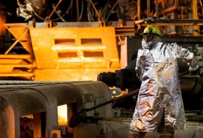Empregado trabalha em alto forno da siderúrgica Usiminas em Ipatinga, no Estado de Minas Gerais