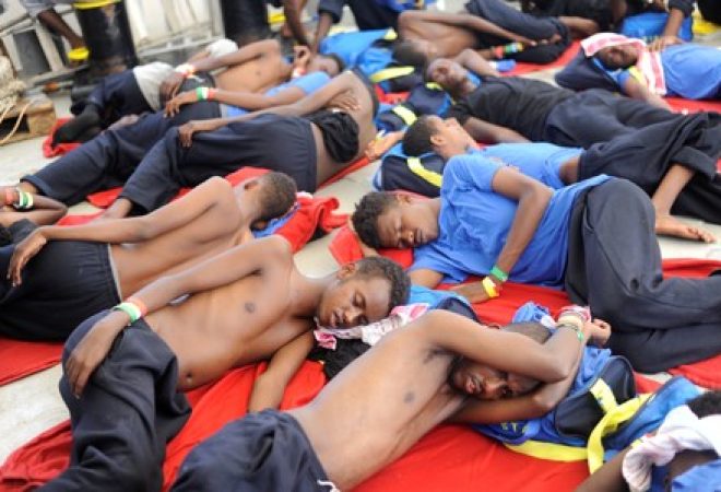 Imigrantes a bordo do navio de resgate MV Aquarius após serem resgatados no mar Mediterrâneo