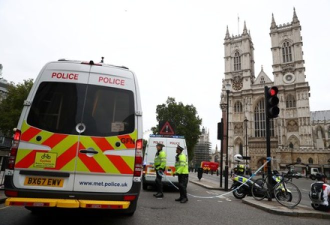 Policiais isolam local onde carro atropelou pedestres do lado de fora do Parlamento britânico, em Londres