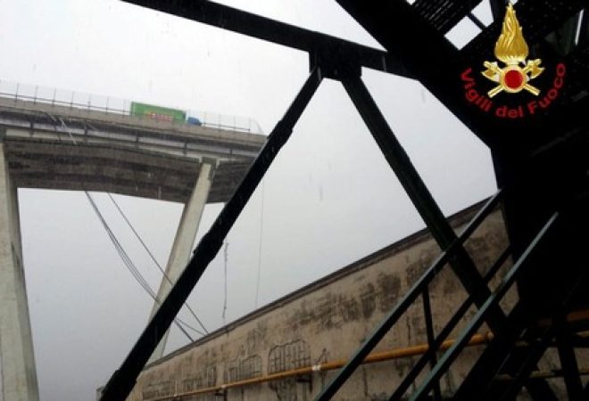 Ponte que desabou em Gênova, em foto divulgada pelos bombeiros italianos