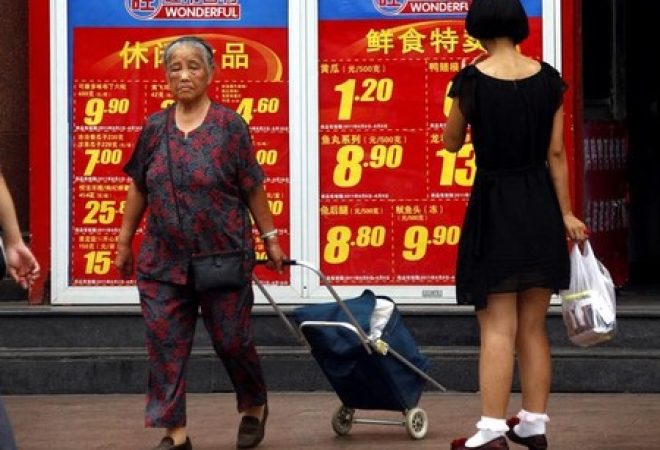 Consumidoras fazem compras em shopping em Pequim, na China