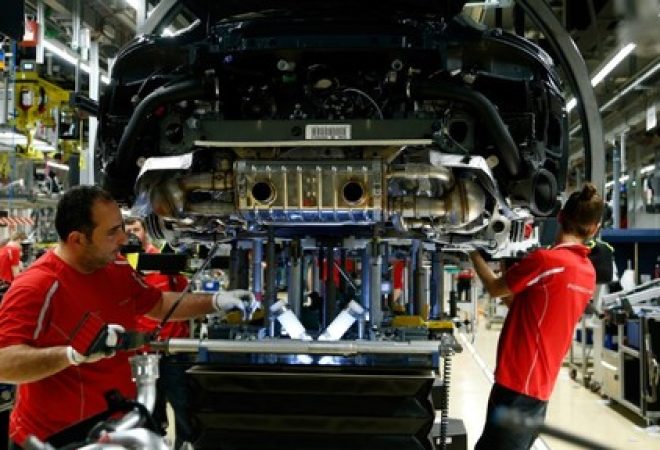 Funcionários trabalham em fábrica automobilística em Stuttgart-Zuffenhausen, na Alemanha