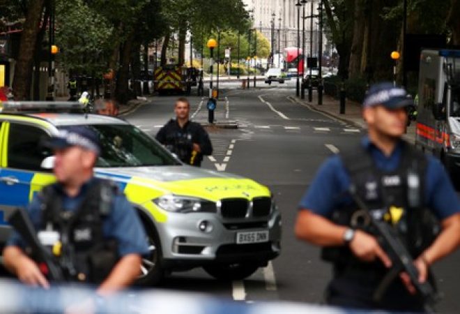 Policiais nos arredores do Parlamento britânico