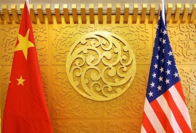 Bandeiras dos EUA e da China