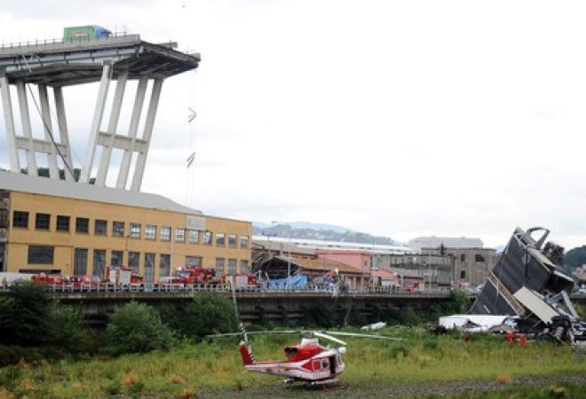 Equipes de resgate trabalham em local de desabamento de ponte em cidade italiana de Gênova