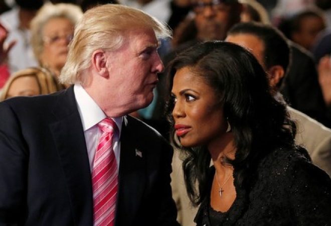 Presidente dos Estados Unidos, Donald Trump, e ex-estrela de reality show Omarosa Manigault durante culto religioso em Detroit