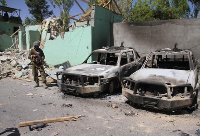 Membro das forças de segurança do Afeganistão em local de ataque do Taliban em Ghazni