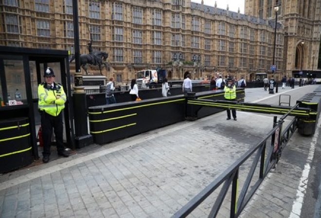 Policiais protegem área isolada no entorno do Parlamento britânico