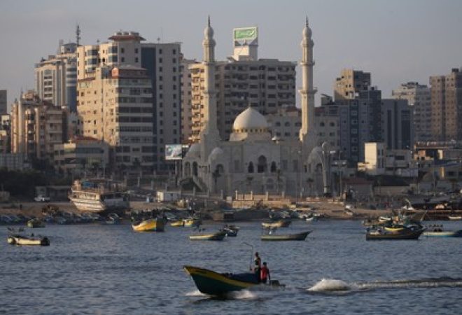 Barcos de pesca vistos em porto da Cidade de Gaza