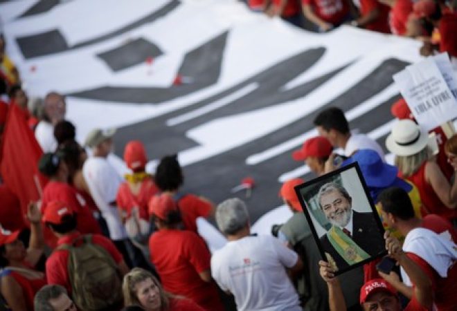 Apoiadores de Lula em manifestação no dia de registro de sua candidatura no TSE