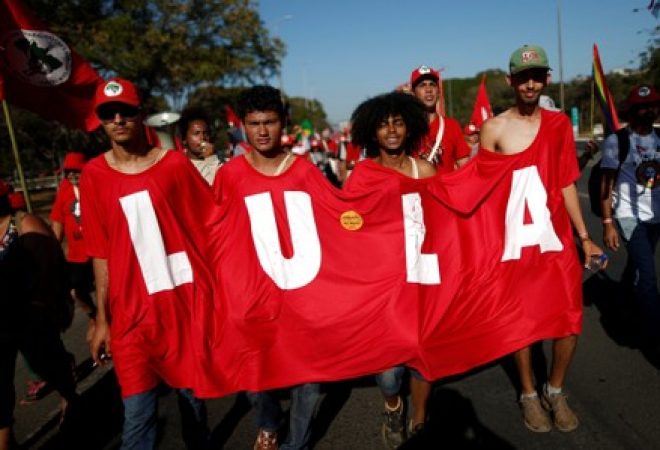 Apoiadores de Lula durante manifestação em Brasília