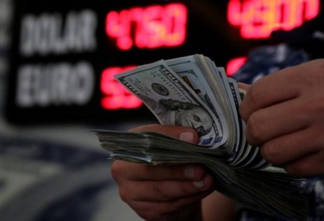 Pessoa conta notas de dólares