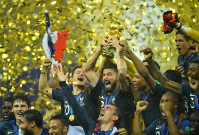 Jogadores da França erguem o troféu da Copa do Mundo