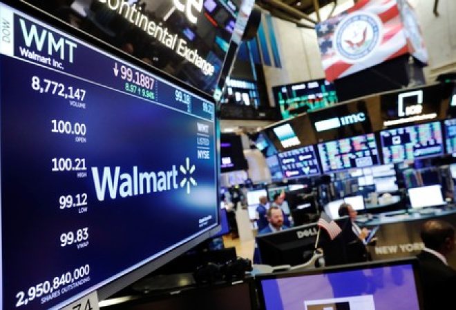 Logomarca do Walmart é exibido na Bolsa de Valores de Nova York logo após a abertura do pregão
