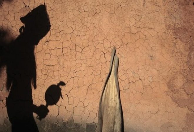 Sombra de índio da tribo Guajajara no Museu do Índio, no Rio de Janeiro