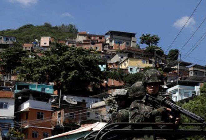 Soldados fazem operação em favela do Rio de Janeiro