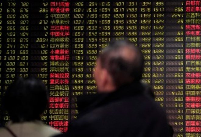 Investidores observam dados de ações em casa de corretagem em Xangai, na China
