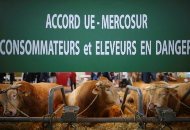 Cartaz em protesto contra acordo entre a União Europeia e o Mercosul é exibido durante o agrishow internacional de Paris