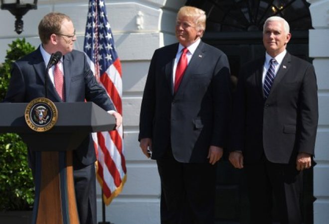 Kevin Hasset, assessor econômico da Casa Branca (esq.), fala durante evento na Casa Branca, na presença do presidente Donald Trump (centro) e do vice-presidente Mike Pence (dir.), em Washignton, EUA