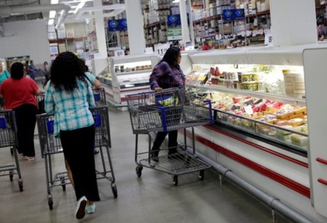 Consumidores fazem compras em mercado na Flórida, Estados Unidos