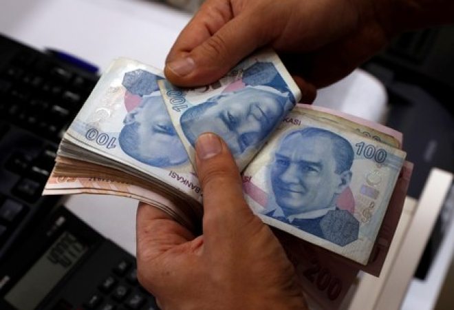 Funcionário conta notas de lira turca em agência de câmbio em Istambul, na Turquia