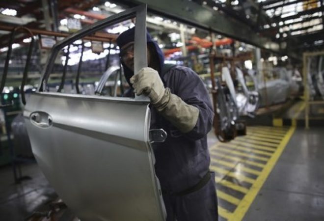Funcionário trabalha em fábrica automobilística em São Bernardo do Campo, São Paulo