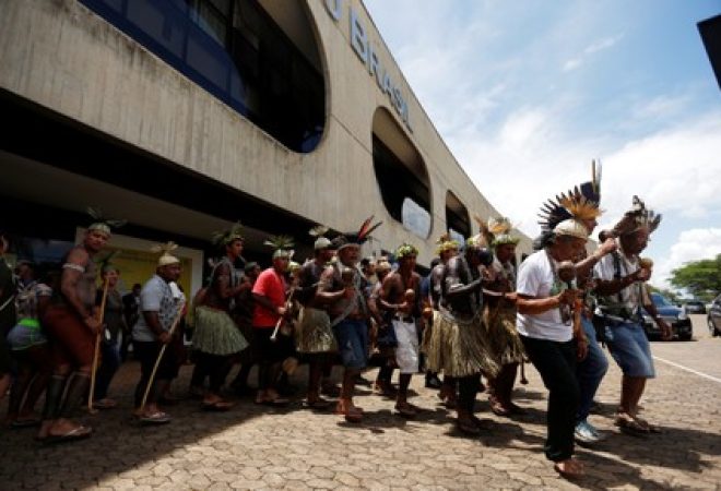 Indígenas protestam em frente ao prédio do governo de transição, em Brasília